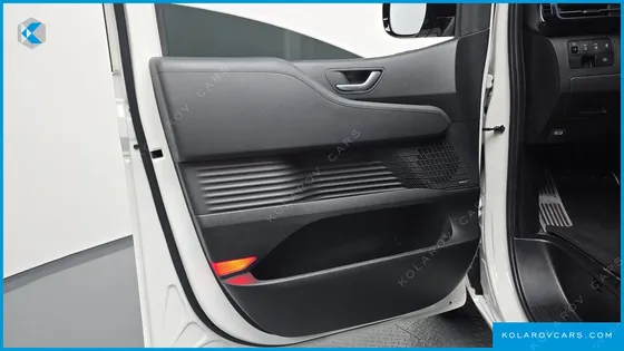 HYUNDAI STARIA LOUNGE 9-SEATER