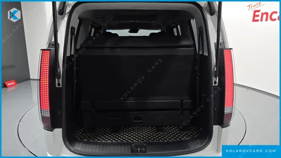 HYUNDAI STARIA LOUNGE 9-SEATER