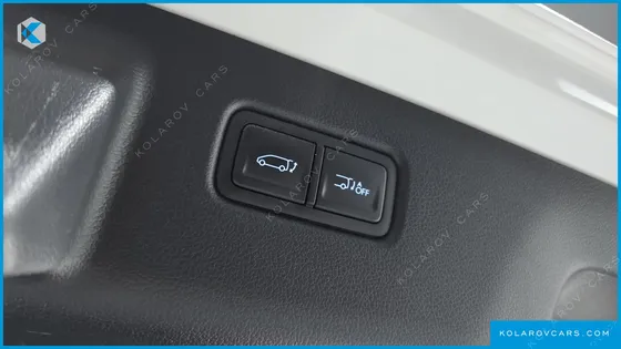 HYUNDAI STARIA LOUNGE 9-SEATER