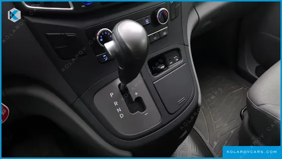 HYUNDAI STAREX VAN 5-SEATER