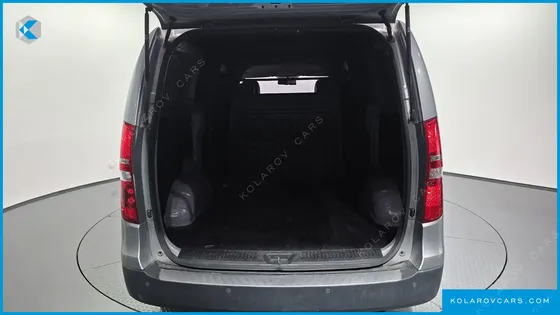 HYUNDAI STAREX VAN 5-SEATER