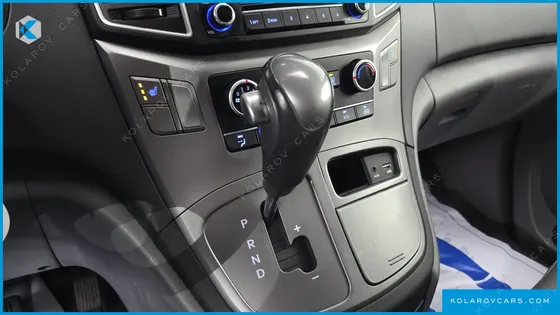 HYUNDAI STAREX VAN 3-SEATER