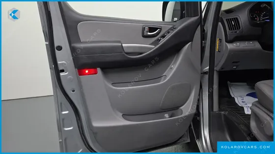 HYUNDAI STAREX VAN 3-SEATER