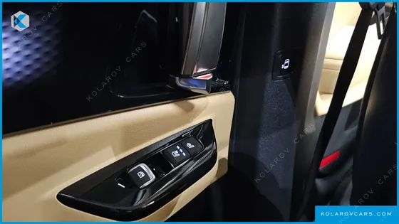 KIA CARNIVAL GASOLINE 9-SEATER SIGNATURE