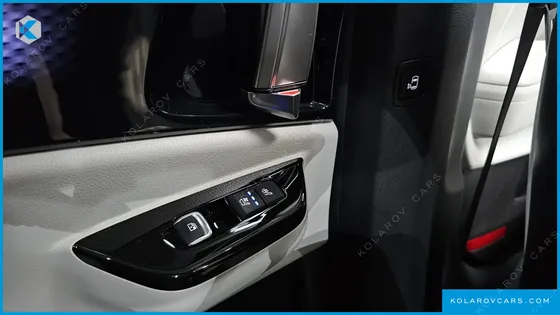 KIA CARNIVAL 9-SEATER SIGNATURE