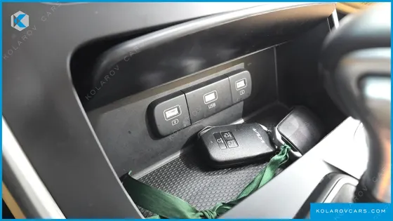 KIA CARNIVAL 9-SEATER PRESTIGE