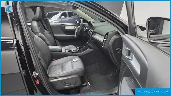 VOLVO XC40 T4 MOMENTUM