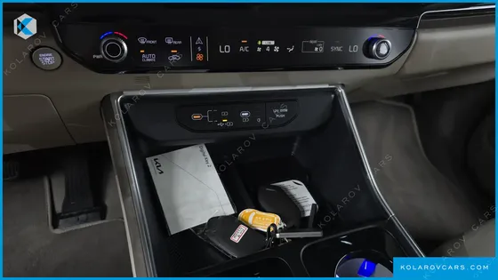 KIA CARNIVAL GASOLINE 7-SEATER SIGNATURE