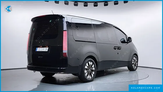 HYUNDAI STARIA LOUNGE 9-SEATER