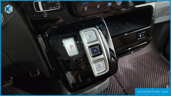 HYUNDAI STARIA LOUNGE 9-SEATER