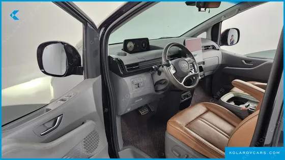 HYUNDAI STARIA LOUNGE 9-SEATER