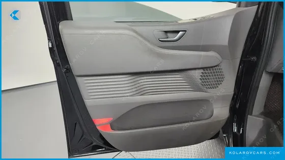 HYUNDAI STARIA LOUNGE 9-SEATER