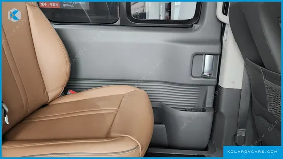 HYUNDAI STARIA LOUNGE 9-SEATER