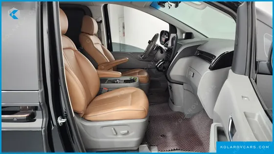 HYUNDAI STARIA LOUNGE 9-SEATER