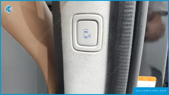 HYUNDAI STARIA LOUNGE 9-SEATER
