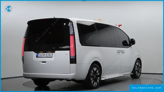 HYUNDAI STARIA 4WD LOUNGE 9-SEATER