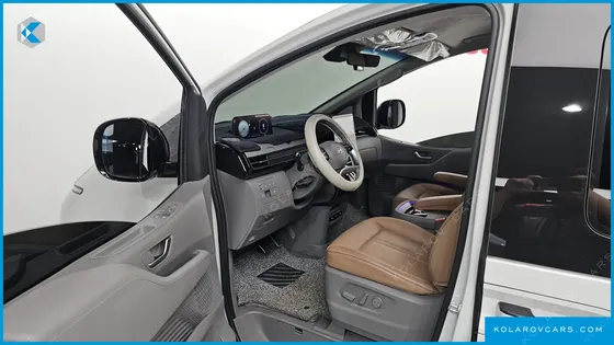 HYUNDAI STARIA 4WD LOUNGE 9-SEATER