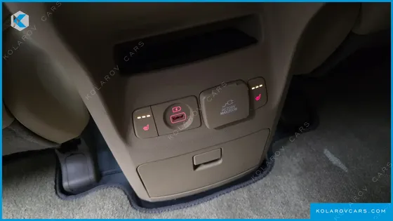 KIA CARNIVAL 7-SEATER LIMOUSINE