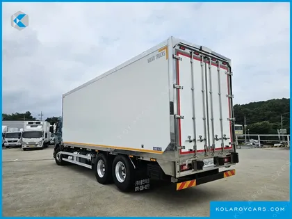 VOLVO CARGO TRUCK 6X2