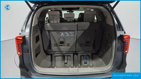 KIA CARNIVAL GASOLINE 7-SEATER HI LIMOUSINE
