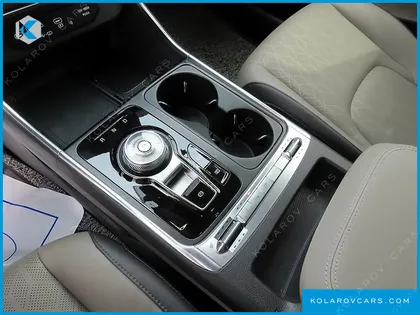 KIA CARNIVAL GASOLINE 9-SEATER NOBLESSE