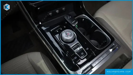 KIA CARNIVAL GASOLINE 7-SEATER NOBLESSE