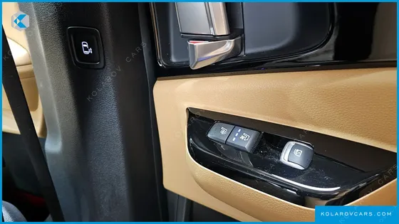 KIA CARNIVAL 7-SEATER OUTDOOR