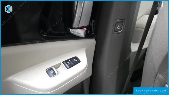 KIA CARNIVAL GASOLINE 9-SEATER SIGNATURE