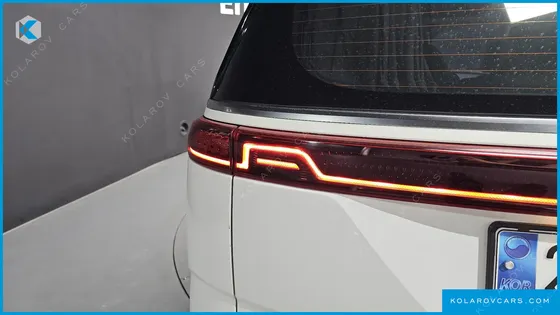 KIA CARNIVAL 7-SEATER HI-LIMOUSINE