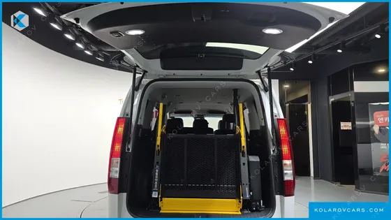 HYUNDAI STARIA 4WD WHEEL CHAIR LIFT/SLOPE