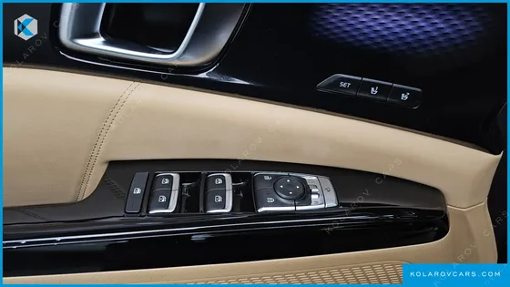 KIA CARNIVAL GASOLINE 9-SEATER SIGNATURE