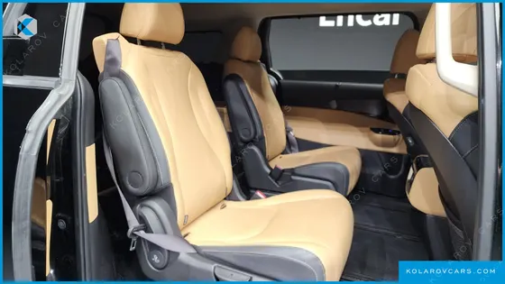 KIA CARNIVAL GASOLINE 7-SEATER OUTDOOR