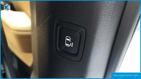 KIA CARNIVAL GASOLINE 7-SEATER OUTDOOR