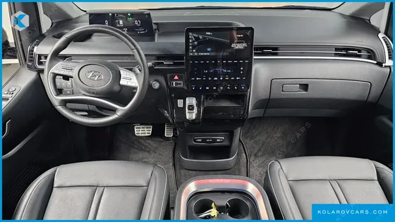 HYUNDAI STARIA LOUNGE 9-SEATER