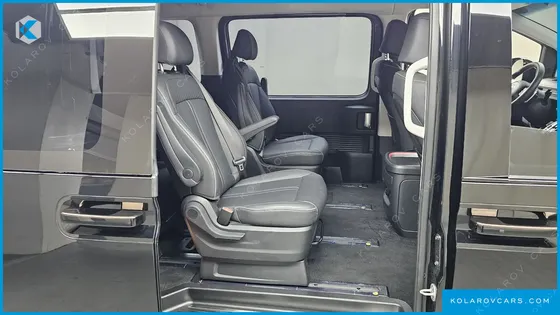 HYUNDAI STARIA LOUNGE 9-SEATER