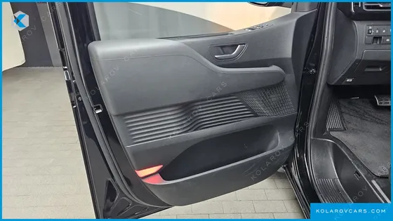 HYUNDAI STARIA LOUNGE 9-SEATER
