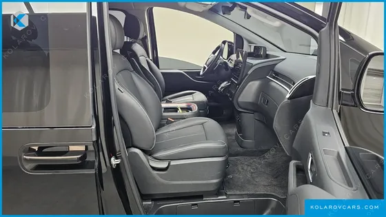 HYUNDAI STARIA LOUNGE 9-SEATER