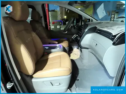 HYUNDAI STARIA 4WD LOUNGE 9-SEATER