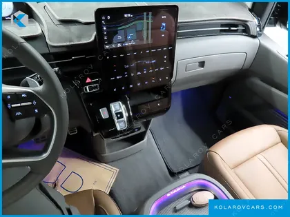 HYUNDAI STARIA 4WD LOUNGE 9-SEATER