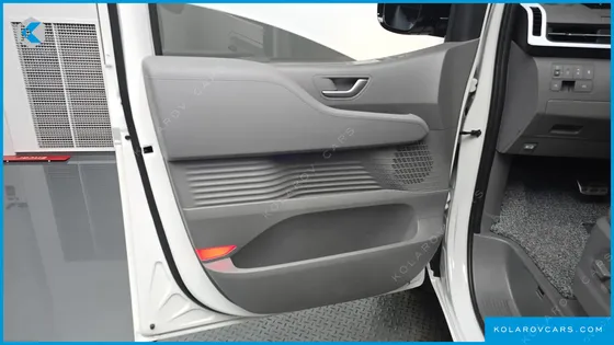 HYUNDAI STARIA 4WD LOUNGE 9-SEATER
