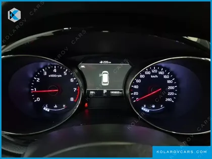 KIA CARNIVAL GASOLINE 9-SEATER HI-LIMOUSINE