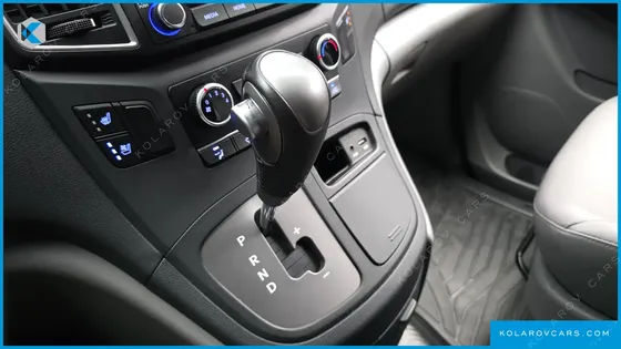 HYUNDAI STAREX VAN 5-SEATER