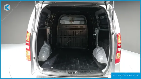 HYUNDAI STAREX VAN 5-SEATER