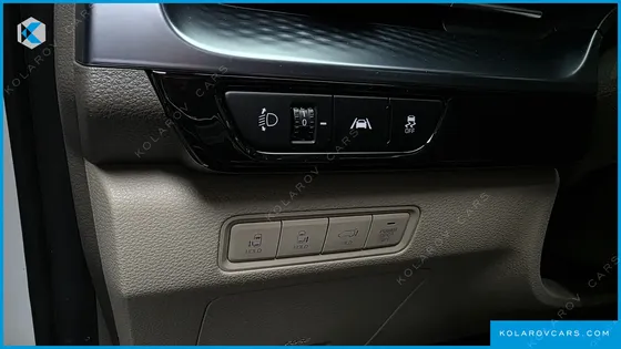KIA CARNIVAL GASOLINE 7-SEATER HI-LIMOUSINE