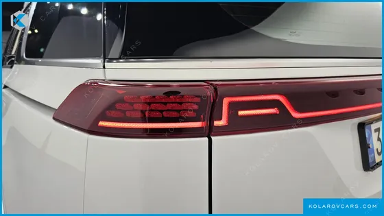 KIA CARNIVAL GASOLINE 7-SEATER HI-LIMOUSINE