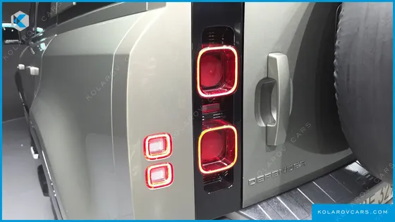 LAND ROVER DEFENDER 110 P300 X-DYNAMIC SE
