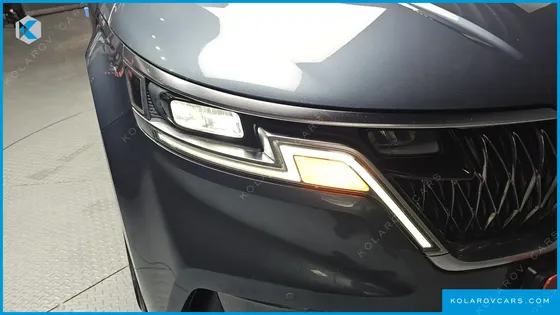 KIA CARNIVAL GASOLINE 7-SEATER SIGNATURE