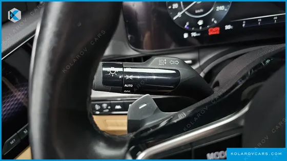 KIA CARNIVAL GASOLINE 7-SEATER SIGNATURE