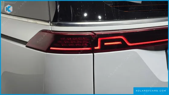 KIA CARNIVAL GASOLINE 9-SEATER SIGNATURE