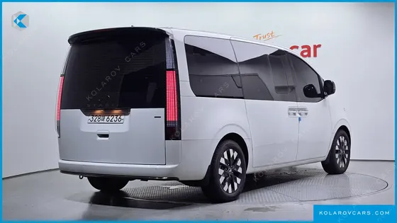 HYUNDAI STARIA 4WD LOUNGE 9-SEATER